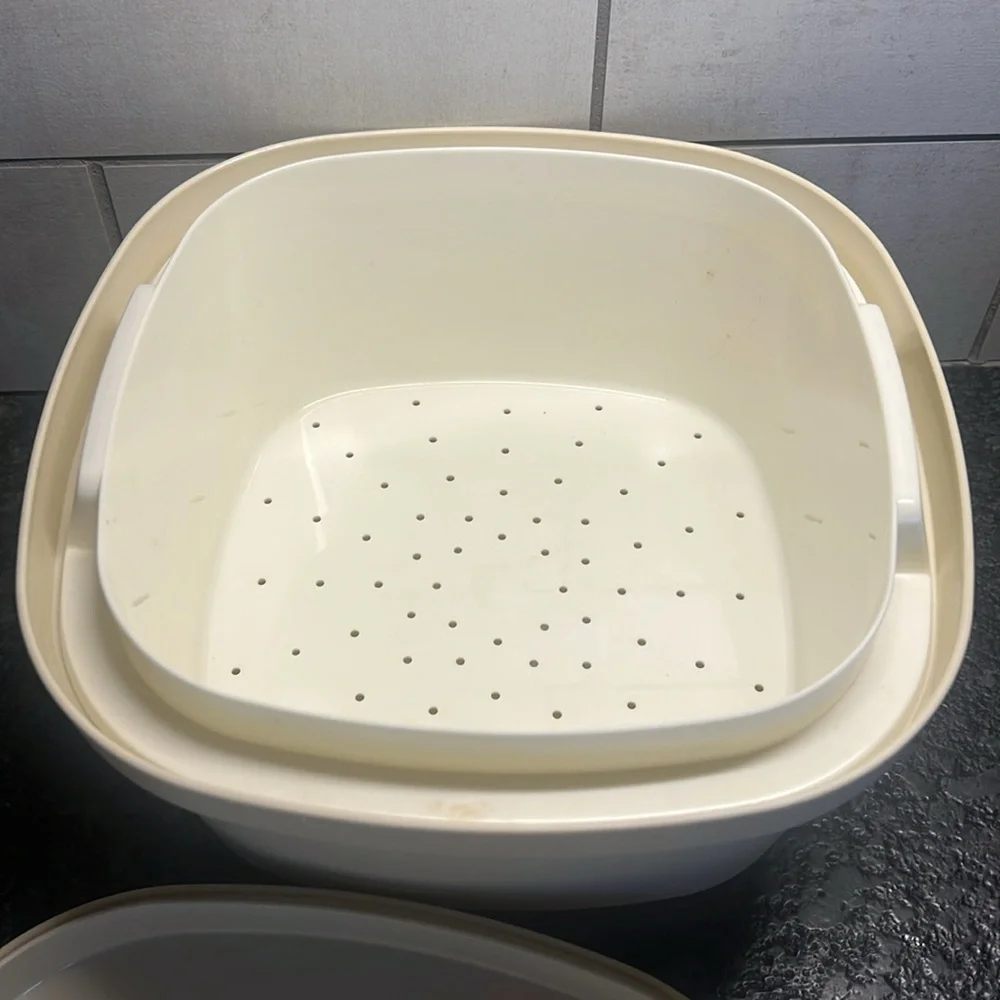 Vintage Tupperware Steam N Store bowl with lid looks new it’s in such good shape